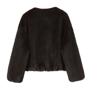 Giacca corta in ecopelliccia marrone scuro da donna, moda autunnale vista dal retro