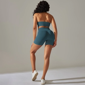 Vista posteriore del set reggiseno sportivo e pantaloncini a costine senza cuciture