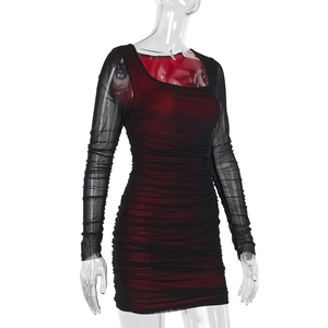 Détail de la robe en maille froncée rouge et noire avec manches longues et décolleté carré