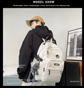 Vista laterale dello zaino in nylon bianco capiente per studenti con ciondolo peluche