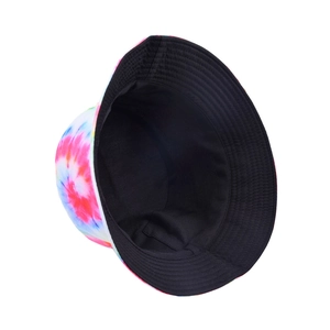 Bob réversible avec motif tie-dye coloré et doublure intérieure en coton noir classique
