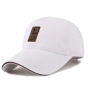 Détail d'une casquette en coton blanc de qualité avec écusson en cuir EDIKO et liseré marron
