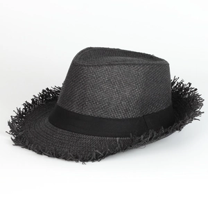 Sombrero de paja negro con ala ancha, bordes deshilachados y cinta de adorno elegante