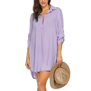 Detalle de vestido camisero de chifón lavanda con cuello en V y mangas largas remangadas