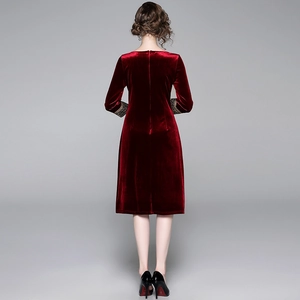 Abito in velluto bordeaux aderente con polsini ricamati in oro e paillettes, retro
