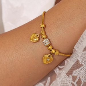 Goldenes Schlangenarmband mit doppelten Herzanhängern und tschechischen Strasssteinen