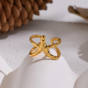 Dettaglio macro dell'anello a stella marina in oro 18K con texture metallo martellato