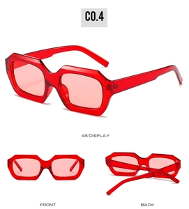 Vue sous trois angles de lunettes de soleil polygonales rouges translucides à cadre large
