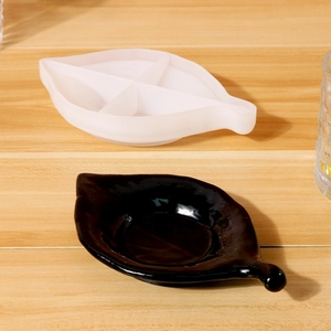 Vue macro du moule en silicone en forme de feuille avec plateau à quatre compartiments
