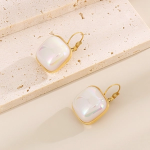 Boucles d'oreilles carrées dorées vintage avec perles irisées sur socle en pierre
