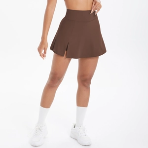 Dettaglio della gonna da tennis marrone a vita alta con spacco laterale e pantaloncini interni