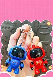 Primo piano di simpatici portachiavi a robot rotante blu e rosso in materiale ABS in mano