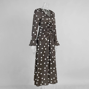 Détail d'une robe marron à pois avec décolleté en V et taille froncée sur un mannequin