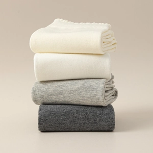 Set di calzini a costine stile giapponese con bordi a balze in bianco e grigio