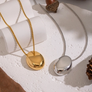 Vue détaillée des colliers pendentifs ovales en acier inoxydable doré 18K et argent
