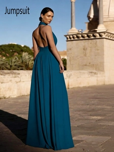 Détail de la combinaison dos nu bleu sarcelle à licou et jambes larges élégantes
