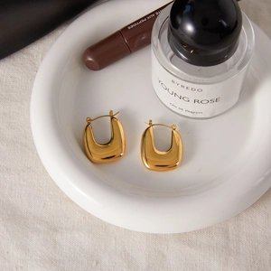 Boucles d'oreilles créoles en U en acier inoxydable plaqué or 18 carats sur plateau