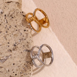 Detailansicht der gold- und silberfarbenen Doppelring-Knoten mit Zirkonsteinen