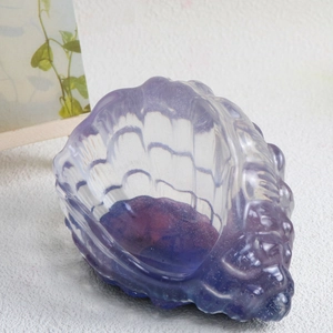 Dettaglio scatola in resina a conchiglia con sfumatura viola e glitter scintillanti