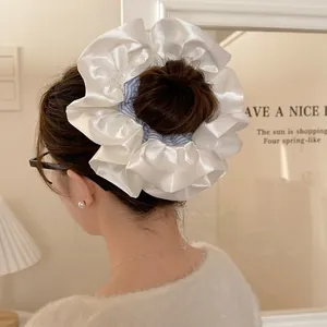 Oversized scrunchie van wit satijn met blauwe strepen voor een elegante knot