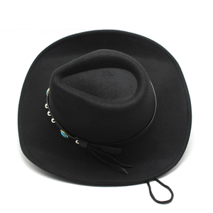 Détail du chapeau de cowboy en feutre de laine avec perles turquoise et rivets