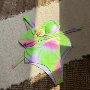 Ensemble bikini taille haute avec fleur d'orchidée 3D et dégradé rose vert fluo éclatant