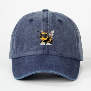Dunkelblaue Washed-Baseballkappe mit bestickter Comic-Biene und Sonnenbrille