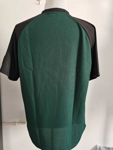 Dettaglio del tessuto a rete traspirante e maniche raglan a contrasto sulla t-shirt