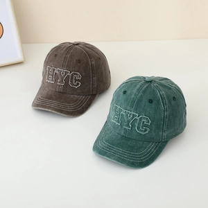 Broderie détaillée des lettres HYC sur des casquettes en coton délavé marron et vert foncé