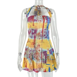 Détail d'une mini-robe dos nu colorée avec imprimé abstrait sur un mannequin