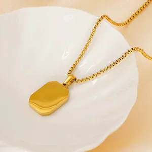 Collier zodiaque en acier inoxydable doré sur un plateau décoratif en coquillage