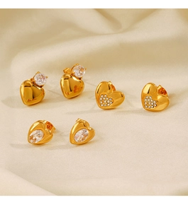 Vista dettagliata di tre paia di orecchini a cuore placcati oro 18K con zirconi cubici