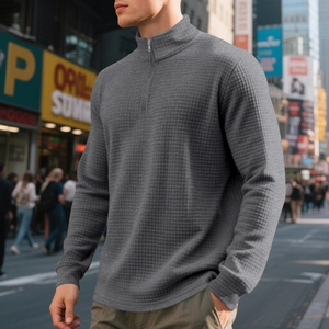 Pull homme gris en maille gaufrée avec demi-zip, col montant et manches longues