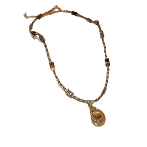 Collier de perles œil de tigre avec pendentif goutte vintage sur fond blanc