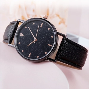 Vista macro laterale dell'orologio da donna con quadrante nero stellato e pelle nera