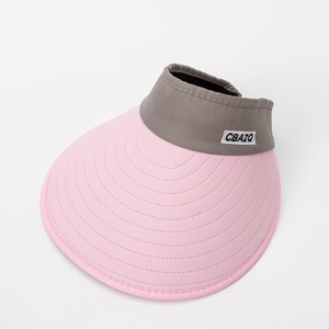 Détail de la visière rose et grise avec étiquette CBAIQ et coutures renforcées sur le bord