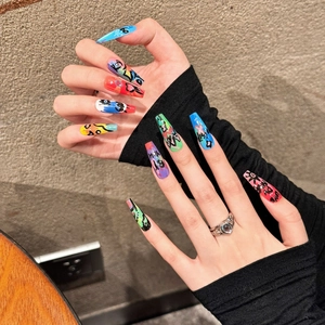 Handbemalte Graffiti-Sargnägel mit buntem abstrakten Ölgemälde im Streetart-Stil
