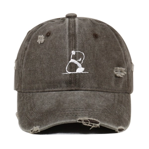 Verwaschene Baumwoll Baseballkappe mit Panda Stickerei und Vintage Distressed Details