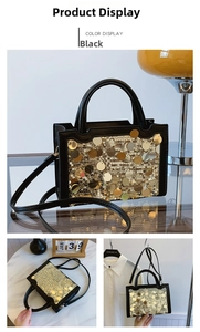 Dettaglio di borsa nera quadrata con paillettes dorate, manico e tracolla lunga