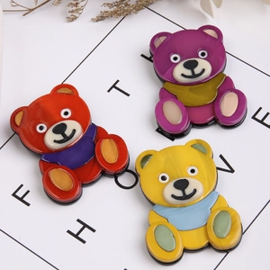 Ensemble de trois broches ours en acrylique en rouge, violet et jaune brillant
