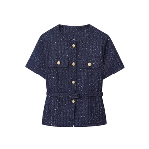 Giacca in tweed blu navy a maniche corte con bottoni dorati e cintura su sfondo bianco