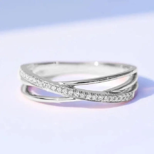 Eleganter silberner Überkreuz-Ring mit Zirkonia-Mikropflaster im mehrlagigen Design