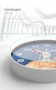 Detail der hochtransparenten farblosen Glasfront der Astronauten-Wanduhr für Kinder