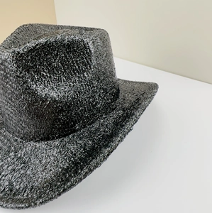 Gros plan d'un chapeau de cow-boy noir pailleté élégant pour soirées et boîtes de nuit