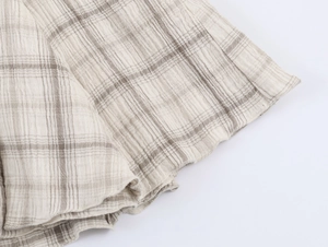 Detaillierte Makroansicht der atmungsaktiven beige-braunen Karo-Stoffstruktur und Muster