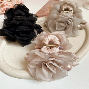 Détails de pinces à cheveux roses en tissu avec perles et pétales en mousseline