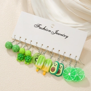 Détail d'un lot de 5 paires de boucles d'oreilles en résine aux motifs de fruits verts