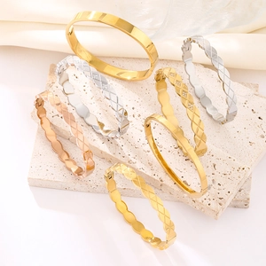 Women Luxury Bangle Bracelet Titanium Steel 18K Gold Plated Quilted Pattern Or Polished Zircon Inlay Fashion Accessory