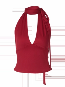Dettaglio del top all'americana rosso scuro con scollo a V profondo e nastri da annodare