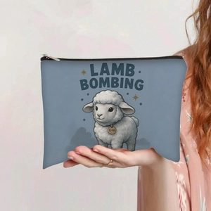 Detalle del neceser de lona azul claro con diseño de cordero y texto Lamb Bombing